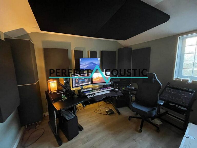 Home studio cu panouri acustice de studio și panou acustic muzical pentru mixaj și înregistrări clare
