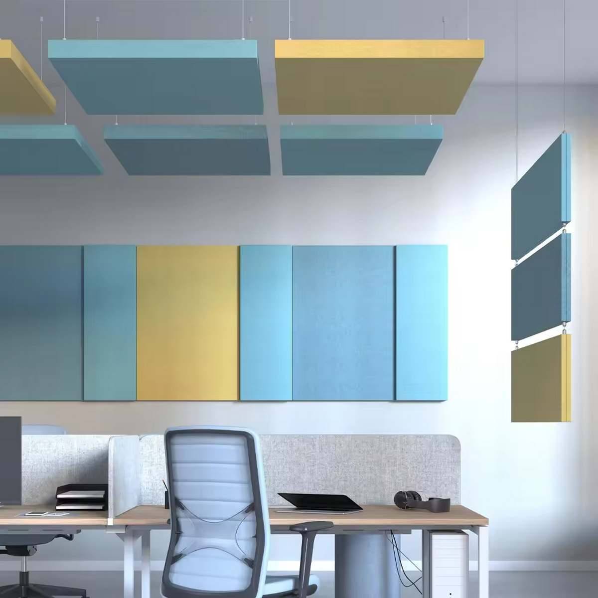 Panouri acustice colorate pe pereți și tavan în birou