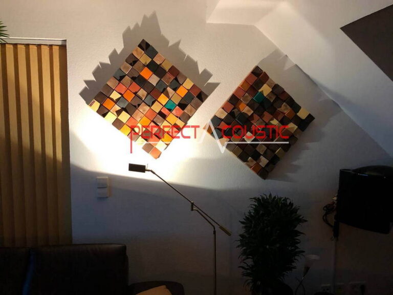 Panouri acustice din lemn personalizate montate într-un living