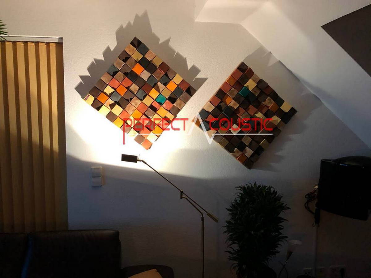 Panouri acustice din lemn personalizate montate într-un living